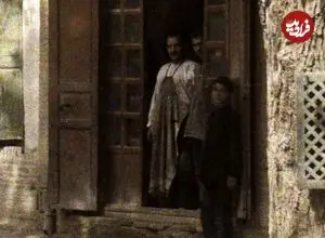 عکس| سفر به ایران قدیم؛ «کفاشی استاد ماشاالله یهودی» در یکی از خیابان‌های تهران؛ 99 سال قبل