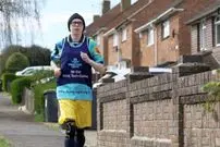 یک دونده نابینا با کمک عینک هوشمند در ماراتن شرکت می‌کند