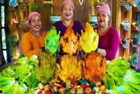 ببینید| غذای روستایی در سنگاپور؛ پخت اردک شکم پر در خاک رس و در طبیعت روستا