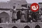 عکس| سفر زمان؛ مسافران در یک کاروانسرای خرابه در دوران قاجار