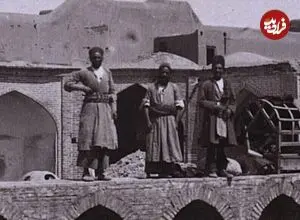 عکس| سفر زمان؛ مسافران در یک کاروانسرای خرابه در دوران قاجار