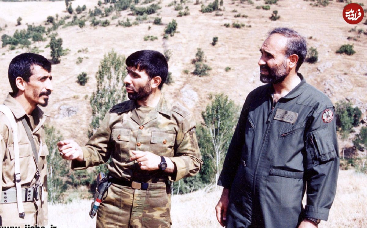 عکس؛ سفر در زمان؛ «علی صیاد شیرازی در کنار رهبر انقلاب و در مراسم اعطای سردوشی دانشکده افسری ارتش»؛ سال 60