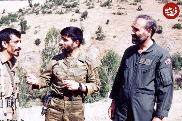 عکس؛ سفر در زمان؛ «علی صیاد شیرازی در کنار رهبر انقلاب و در مراسم اعطای سردوشی دانشکده افسری ارتش»؛ سال 60
