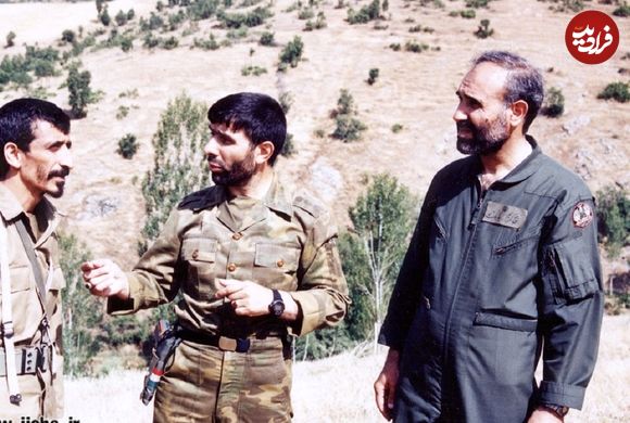 عکس؛ سفر در زمان؛ «علی صیاد شیرازی در کنار رهبر انقلاب و در مراسم اعطای سردوشی دانشکده افسری ارتش»؛ سال 60