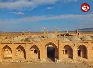 عکس| سفر زمان؛ گلۀ گوسفندان در حال استراحت در نزدیکی کاروانسرای علی‌آباد قم؛ 140 سال قبل