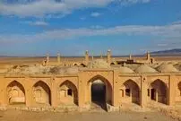 عکس| سفر زمان؛ گلۀ گوسفندان در حال استراحت در نزدیکی کاروانسرای علی‌آباد قم؛ 140 سال قبل