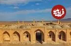 عکس| سفر زمان؛ گلۀ گوسفندان در حال استراحت در نزدیکی کاروانسرای علی‌آباد قم؛ 140 سال قبل