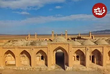 عکس| سفر زمان؛ گلۀ گوسفندان در حال استراحت در نزدیکی کاروانسرای علی‌آباد قم؛ 140 سال قبل