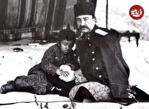 عکس| سفر زمان؛ ملیجک در دوران جوانی در حال تعارف کردن سیگار به «خودش»