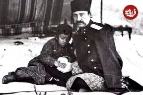 عکس| سفر زمان؛ ملیجک در دوران جوانی در حال تعارف کردن سیگار به «خودش»