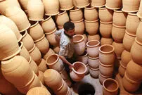 عکس| سفر به تهران قدیم؛ یک مغازه ظروف سفالی و شیشه ای در خیابان 15 خرداد؛ سال 1339
