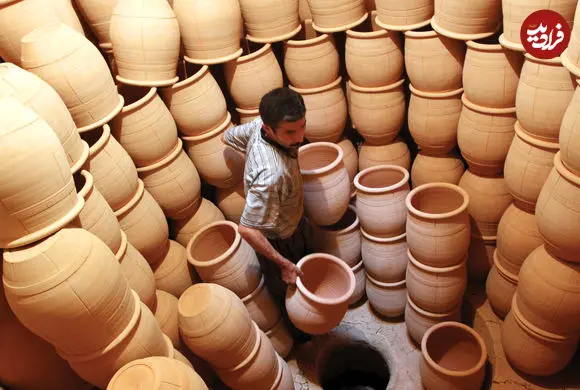 عکس| سفر به تهران قدیم؛ یک مغازه ظروف سفالی و شیشه ای در خیابان 15 خرداد؛ سال 1339