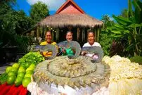 ببینید| غذای روستایی در سنگاپور؛ پخت میگوی بخار پز با قارچ در طبیعت روستا