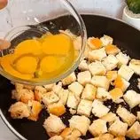 ببینید| طرز تهیه یک غذای ساده با 4 تخم مرغ و یک نان باگت