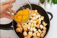 ببینید| طرز تهیه یک غذای ساده با 4 تخم مرغ و یک نان باگت
