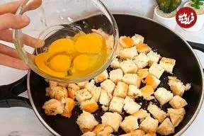 ببینید| طرز تهیه یک غذای ساده با 4 تخم مرغ و یک نان باگت