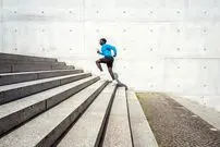 نفس‌نفس زدن بعد از بالا رفتن از پله‌ها؛ طبیعی است یا نشانه مشکل؟