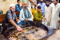 ببینید؛ غذای خیابانی در پاکستان؛ چپلی کباب محبوب در خیابان های شهر مردان