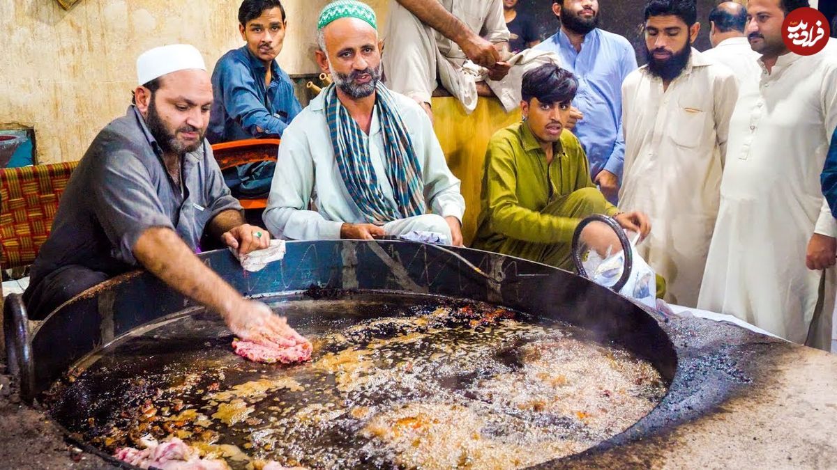 ببینید؛ غذای خیابانی در پاکستان؛ چپلی کباب محبوب در خیابان های شهر مردان