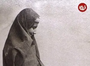 عکس| سفر زمان؛ زن تهرانی در حال خرید کردن از بقال دوره‌گرد در دوران قاجار