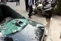( ویدیو) حمله زن عصبانی به ماشین همسرش به دلیل خیانت!
