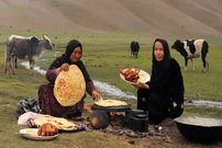 ببینید؛ غذای روستایی در افغانستان؛ پخت مرغ کامل و نان محلی کنار رودخانه