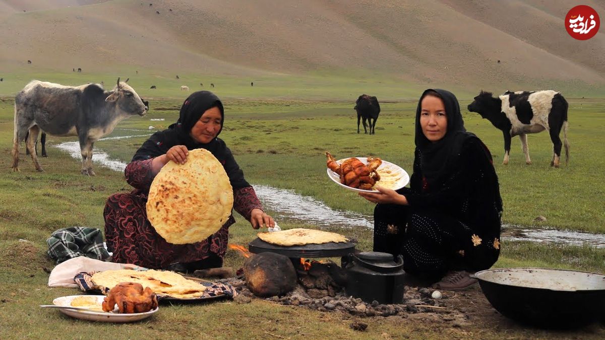 ببینید؛ غذای روستایی در افغانستان؛ پخت مرغ کامل و نان محلی کنار رودخانه