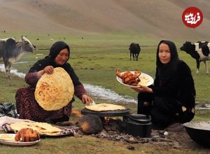 ببینید؛ غذای روستایی در افغانستان؛ پخت مرغ کامل و نان محلی کنار رودخانه