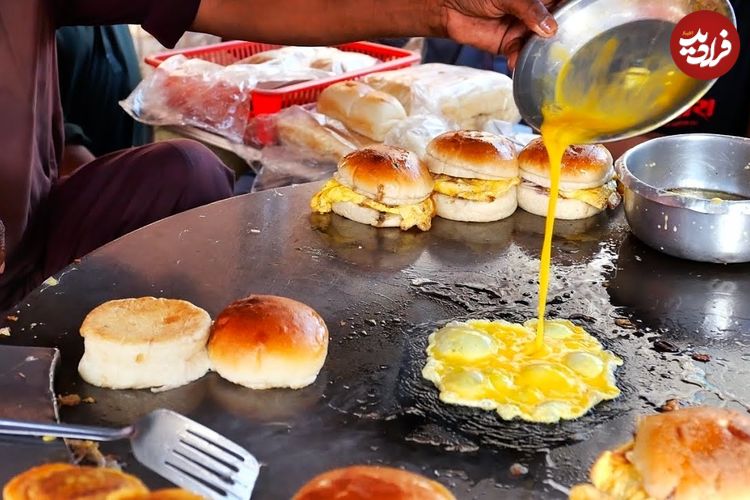 ببینید؛ غذای خیابانی در پاکستان؛ پخت ساندویچ برگر با تخم مرغ در کراچی 