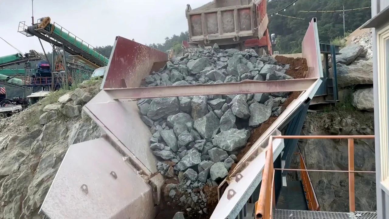 (ویدئو) عملیات خردکردن سنگ های غول پیکر برای تولید شن و ماسه