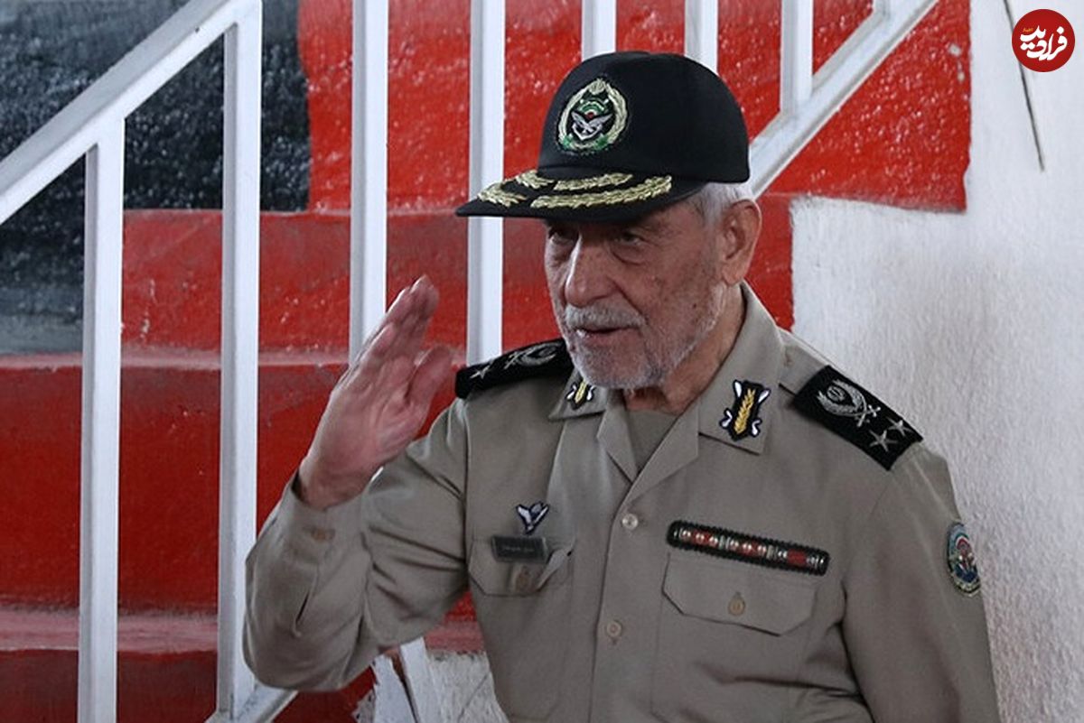 عکس؛ سفر به تاریخ؛ «سرلشکر حسنی سعدی» در اتاق عملیات ارتش در دوران جنگ؛ دهۀ 60