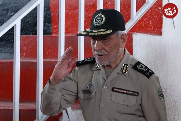 عکس؛ سفر به تاریخ؛ «سرلشکر حسنی سعدی» در اتاق عملیات ارتش در دوران جنگ؛ دهۀ 60