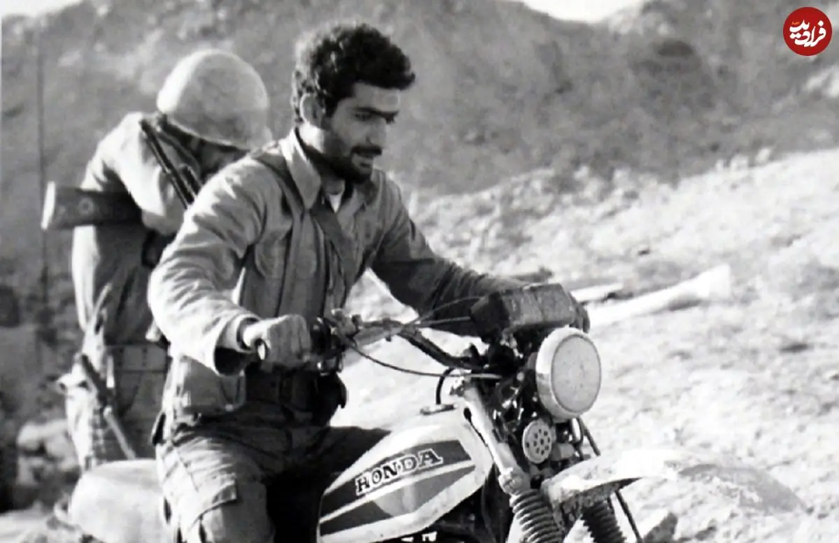 عکس| سفر در زمان؛ «پدر صنعت موشکی ایران» در حال بررسی یک موشک؛ دهه 60