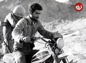 عکس| سفر در زمان؛ «پدر صنعت موشکی ایران» در حال بررسی یک موشک؛ دهه 60