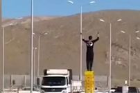 (ویدیو) حرکت عجیب و خطرناک یک جوان در شهرستان فرخشهر وسط بزرگراه