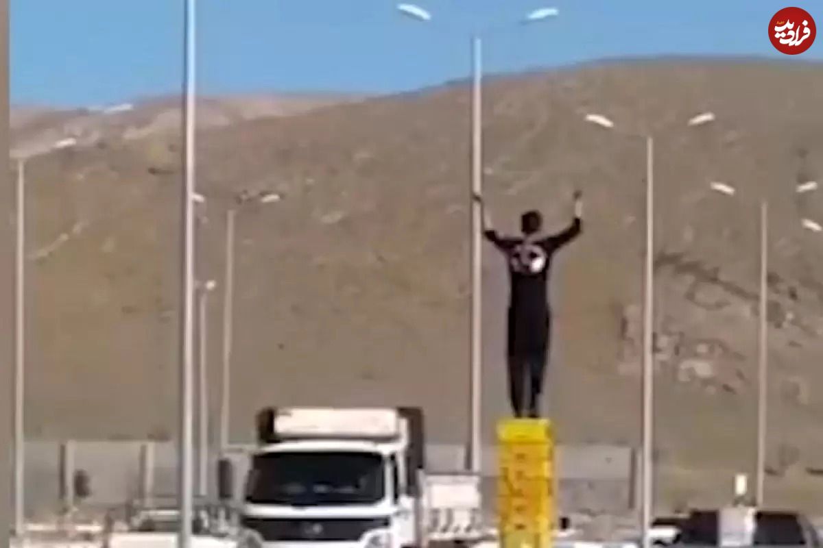 (ویدیو) حرکت عجیب و خطرناک یک جوان در شهرستان فرخشهر وسط بزرگراه