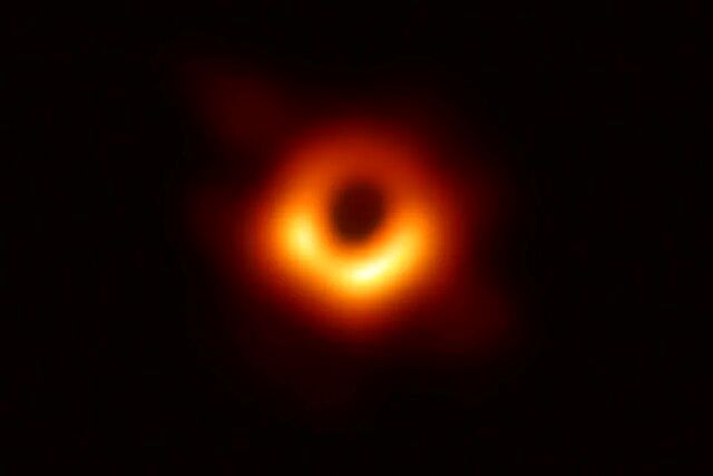 اولین سیاهچاله تصویربرداری شده توسط بشر در حال چرخیدن است