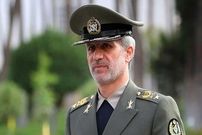 عکس؛ سفر به تاریخ؛ «امیر حاتمی، فرماندۀ ارتش» در حال دریافت درجه از رهبر انقلاب؛ سال 1377