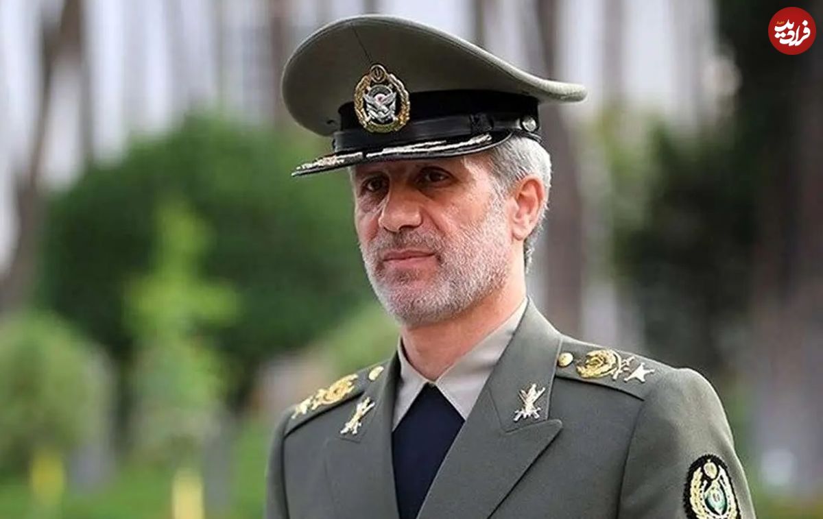 عکس؛ سفر به تاریخ؛ «امیر حاتمی، فرماندۀ ارتش» در حال دریافت درجه از رهبر انقلاب؛ سال 1377