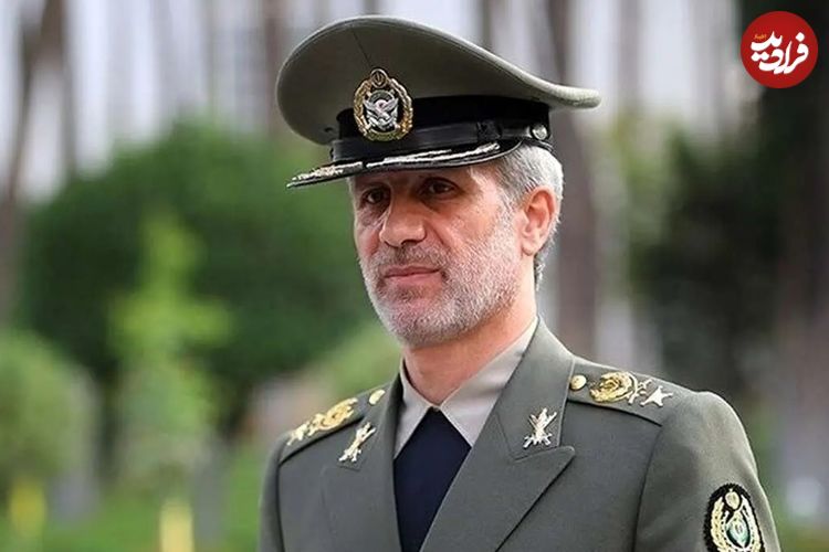 عکس؛ سفر به تاریخ؛ «امیر حاتمی، فرماندۀ ارتش» در حال دریافت درجه از رهبر انقلاب؛ سال 1377