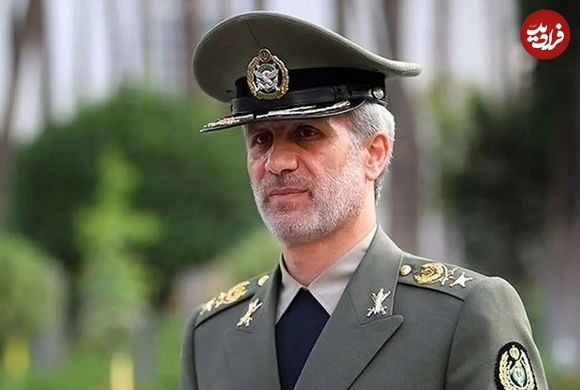 عکس؛ سفر به تاریخ؛ «امیر حاتمی، فرماندۀ ارتش» در حال دریافت درجه از رهبر انقلاب؛ سال 1377