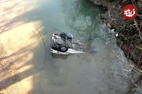 ببینید| سقوط خودرو به داخل رودخانه پس از تصادف