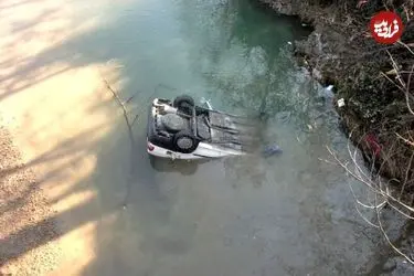 ببینید| سقوط خودرو به داخل رودخانه پس از تصادف