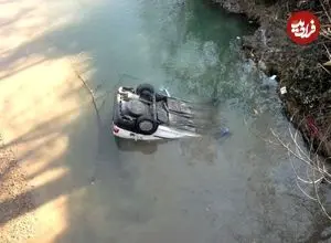 ببینید| سقوط خودرو به داخل رودخانه پس از تصادف