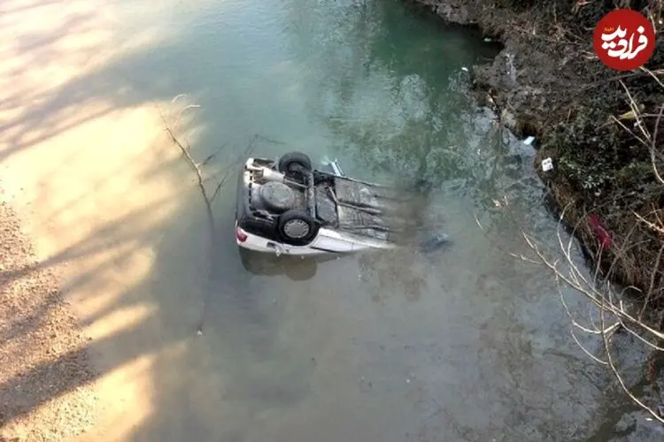 ببینید| سقوط خودرو به داخل رودخانه پس از تصادف