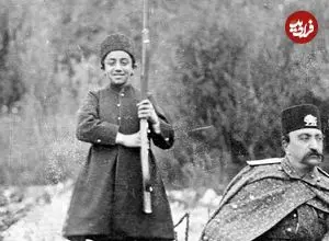 عکس| سفر به ایران قدیم؛ «ملیجک ناصرالدین شاه» در کنار همسر و فرزندش؛ سال 1310