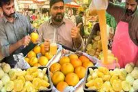 ببینید| غذای خیابانی در پاکستان؛ تهیه آب پرتقال و آب لیمو شیرین در کراچی