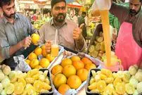 ببینید| غذای خیابانی در پاکستان؛ تهیه آب پرتقال و آب لیمو شیرین در کراچی