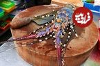 ببینید؛ غذای خیابانی در تایوان؛ پخت غذا با خرچنگ رنگین کمانی در تایپه