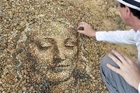 تصاویر؛ شاهکارهای خلاقانۀ هنرمندی که روی زمین با «سنگریزه» نقاشی می‌کند